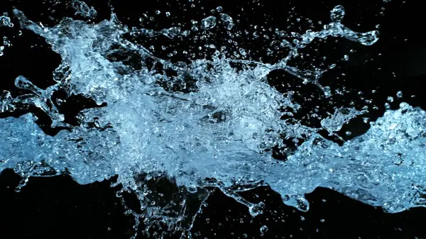 ブラックバックグラウンドで飛行する水スプラッシュ 現実的な水スプラッシュの凍結動き ストック写真