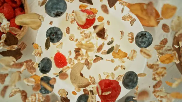 Frys Motion Falling Cereals Bolle Med Melk Overskrift Bordplate Skutt stockbilde