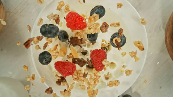 Frys Motion Falling Cereals Bolle Med Melk Overskrift Bordplate Skutt stockbilde