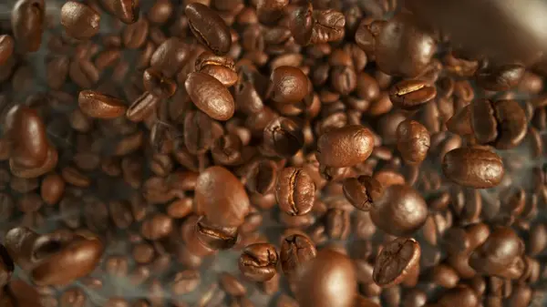 Frysebevegelse Flygende Kaffebønner Haug Overhead Skudd stockbilde