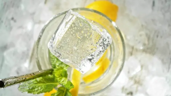 Nahaufnahme Von Eiswürfeln Glas Mit Sommergetränk Abstrakte Makroaufnahme Des Getränkehintergrunds — Stockfoto