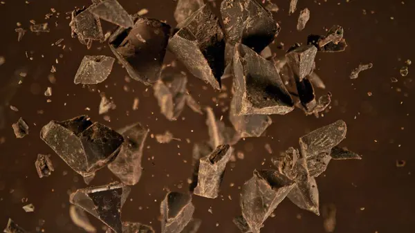 Заморожувати Рух Літаючої Групи Сирих Шматочків Шоколаду Потрапляючи Розтоплений Шоколад Ліцензійні Стокові Зображення