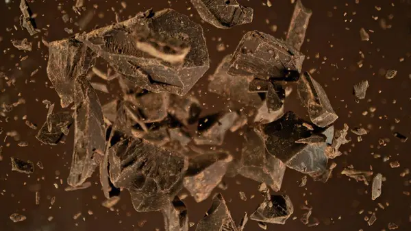 Заморожувати Рух Літаючої Групи Сирих Шматочків Шоколаду Потрапляючи Розтоплений Шоколад Стокове Фото