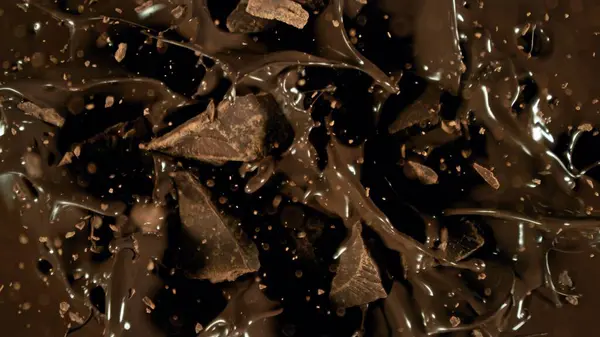 Gefrierbewegung Einer Fliegenden Gruppe Roher Schokoladenstücke Die Geschmolzene Schokolade Fallen Stockbild