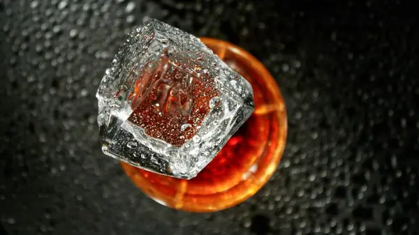 Крупный План Кубика Льда Падающего Стакан Виски Абстрактный Макроснимок Фона Лицензионные Стоковые Изображения