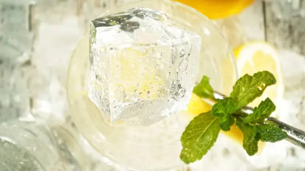 Nahaufnahme Von Eiswürfeln Glas Mit Sommergetränk Abstrakte Makroaufnahme Des Getränkehintergrunds lizenzfreie Stockbilder