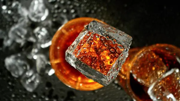 Sluitende Ijsblokjes Die Een Glas Whisky Vallen Abstract Macro Shot Stockfoto