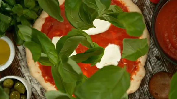 Pizza Delicioasă Ingrediente Zburătoare Sus Mișcarea Înghețată Frunzelor Busuioc Zburător Fotografie de stoc