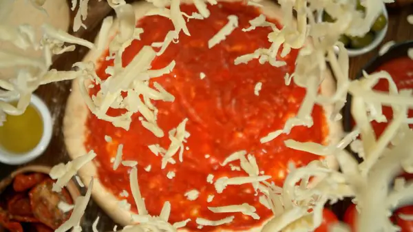 Смачна Піца Повітряними Інгредієнтами Зверху Заморожувати Рух Літаючого Сиру Піці Ліцензійні Стокові Зображення