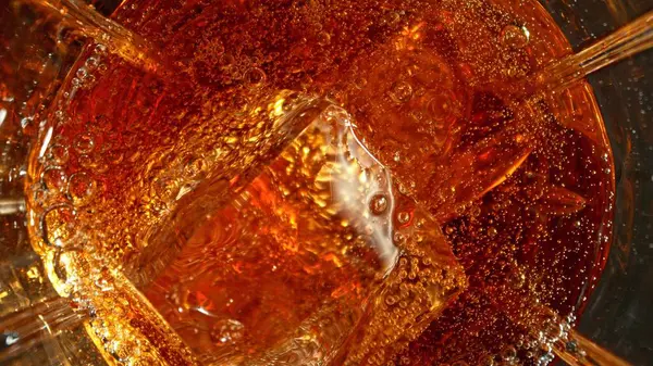 Nahaufnahme Von Eiswürfeln Innerhalb Eines Cola Glases Abstrakte Makroaufnahme Des lizenzfreie Stockfotos