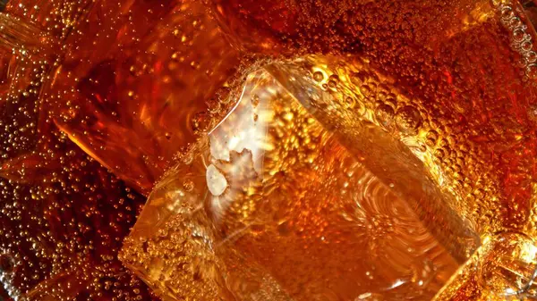 Nærbilde Isbit Inne Glass Cola Abstrakt Makro Skudd Drikkevarer Bakgrunn stockfoto