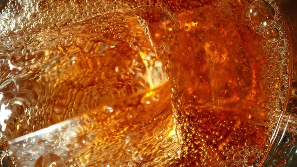 Nahaufnahme Von Eiswürfeln Innerhalb Eines Cola Glases Abstrakte Makroaufnahme Des Stockfoto