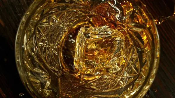Dicht Bij Een Ijsblokje Een Glas Whisky Abstract Macro Shot Rechtenvrije Stockfoto's