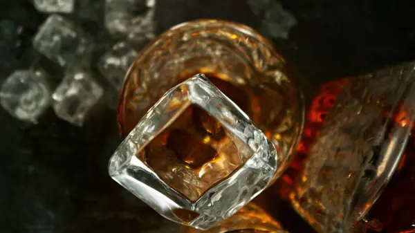 Großaufnahme Von Eiswürfeln Die Ein Glas Whiskey Fallen Abstrakte Makroaufnahme Stockfoto