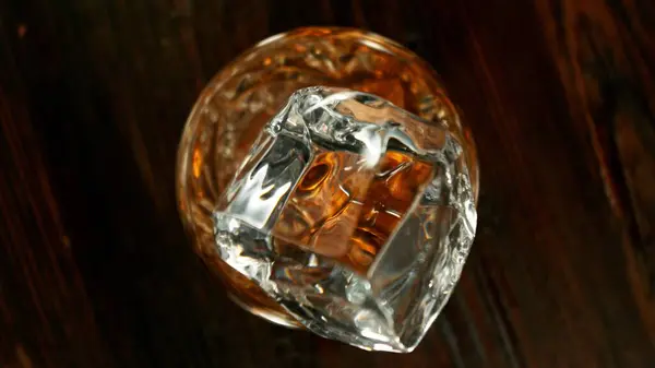 Closeup Cub Gheață Care Încadrează Paharul Whiskey Imagine Macro Abstractă Imagine de stoc