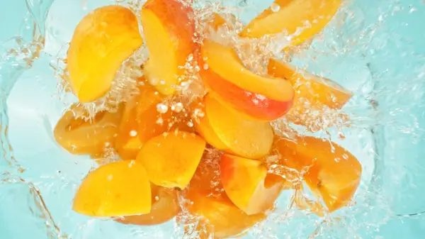 Freeze Motion Peach Slices Falling Water Splashing Overheadshot Vers Fruit Stockfoto