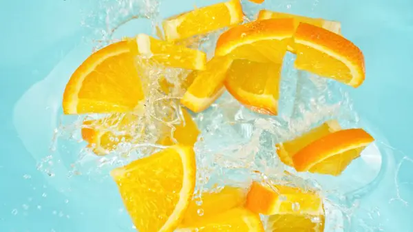 Freeze Motion Orange Slices Falling Water Splashing Overheadshot Vers Fruit Rechtenvrije Stockfoto's