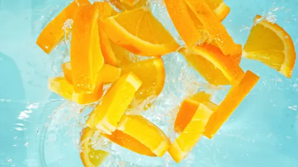Jäädyttäminen Motion Orange Slices Putoaminen Veteen Roiskeita Yleiskuva Tuoreista Hedelmistä kuvapankin valokuva