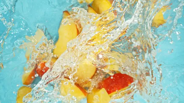 Freeze Motion Peach Slices Falling Water Splashing Overheadshot Vers Fruit Rechtenvrije Stockafbeeldingen