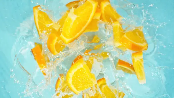 Freeze Motion Orange Slices Falling Water Splashing Overheadshot Vers Fruit Rechtenvrije Stockafbeeldingen
