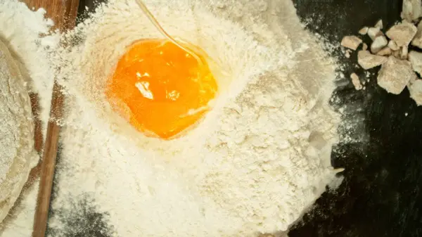 Frys Bevegelse Fallende Egg Inn Mel Toppvinkel Konsept Deigpreparering Med stockbilde