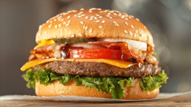 Tahta Masa 'da servis edilen lezzetli hamburgerler. Çizburger, Lezzetli ve Taze Fast Food Menüsü. Yemeye hazır..