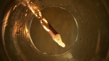 Süper Yavaş Makro Şat Elma Şarabı İçeceği. Bir bardağın içinden eşsiz bir bakış açısı. Yüksek Hız Sinema Kamerası, 1000 fp..