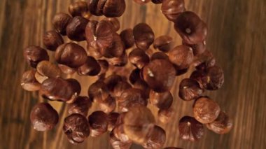 Tahta Plank üzerinde Uçan Fındık Süper Yavaş Hareketi. Kamera hedefin izini sürüyor. Yüksek Hız Sinema Kamerası, 1000fps.