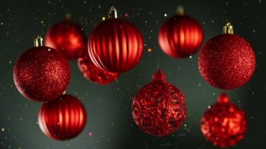 Renkli Parlak Toplar ve Parıldayan Parıltılar Düşen Noel Madalyası. Güzel Tatil Yavaş Sinema Görüntüleri. Yüksek Hız Sinema Kamerası, 1000 fp..