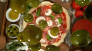 Yukarıdan Uçan Zeytinlerle Pizza Hazırlama Konsepti. Kamera Hedefi Takip Ediyor. Yüksek Hız Sinema Kamerası, 1000 fp..
