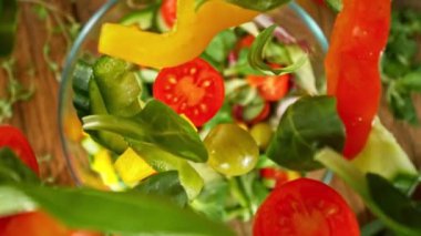 Düşen Salata Parçalarının Süper Yavaş Hareketi. Yüksek Hız Sinema Kamerası, 1000 fp..