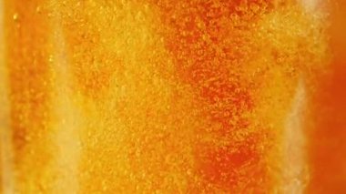 Süper yavaş çekimde makro bardakta bira, yakın çekim. Yüksek hızlı sinema kamerası, 1000 fps..