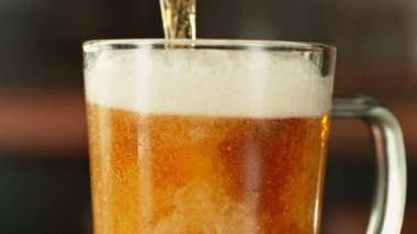 Pint in Detail 'e Süper Yavaş Bira Dökümü. High Speed Cinema Camera 'da çekildi, 1000 fps. Arka planda Görüntü Endüstriyel İçişleri. Hareketli Kamera.
