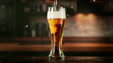 Long Pint 'e Süper Yavaş Bira Dökümü. High Speed Cinema Camera 'da çekildi, 1000 fps. Görüntü Endüstriyel Arkaplanda.