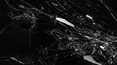 Siyah Arkaplanda Parçalanmış Camların Süper Yavaş Hareketi. Parçalara ayrılmış cam parçası. Yüksek Hız Sinema Kamerası, 1000 fp..