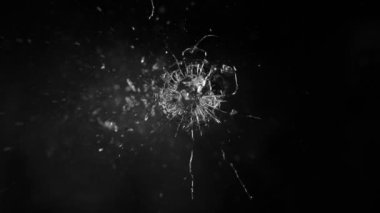 Siyah Arkaplanda Parçalanmış Camların Süper Yavaş Hareketi. Camları kurşundan kır. Yüksek Hız Sinema Kamerası, 1000 fp..