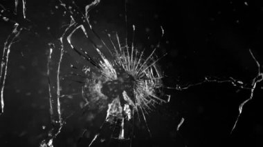 Siyah Arkaplanda Parçalanmış Camların Süper Yavaş Hareketi. Camları kurşundan kır. Yüksek Hız Sinema Kamerası, 1000 fp..