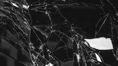 Siyah Arkaplanda Parçalanmış Camların Süper Yavaş Hareketi. Camları kurşundan kır. Yüksek Hız Sinema Kamerası, 1000 fp..