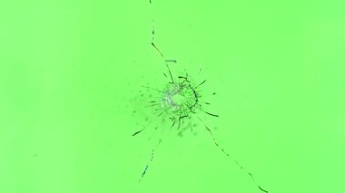 Kırık Camların Süper Yavaş Hareketi Yeşil Arkaplanda İzole Edildi. Camları kurşundan kır. Yüksek Hız Sinema Kamerası, 1000 fp..