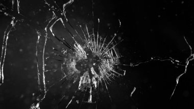 Kırık cam ve çatlakların dokusu. Kırık ve parçalanmış cam parçalarının soyut hali. Siyah arkaplanda izole.