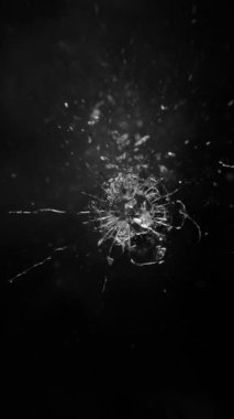 Siyah Arkaplanda Parçalanmış Camların Süper Yavaş Hareketi. Camları kurşundan kır. High Speed Cinema Camera 'da çekildi, 1000 fps. Dikey Görünüm Oranı.