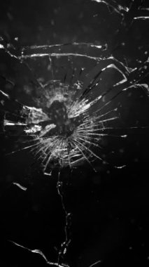 Siyah Arkaplanda Parçalanmış Camların Süper Yavaş Hareketi. Camları kurşundan kır. High Speed Cinema Camera 'da çekildi, 1000 fps. Dikey Görünüm Oranı.