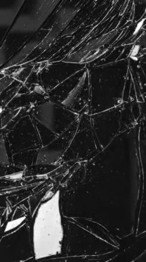 Siyah Arkaplanda Parçalanmış Camların Süper Yavaş Hareketi. Camları kurşundan kır. High Speed Cinema Camera 'da çekildi, 1000 fps. Dikey Görünüm Oranı.