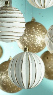 Renkli Parlak Toplar ve Parıldayan Parıltılar Düşen Noel Madalyası. Güzel Tatil Yavaş Sinema Görüntüleri. High Speed Cinema Camera 'da çekildi, 1000 fps. Dikey Görünüm Oranı.