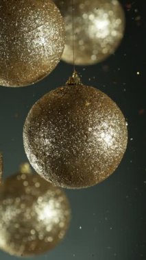 Renkli Parlak Toplar ve Parıldayan Parıltılar Düşen Noel Madalyası. Güzel Tatil Yavaş Sinema Görüntüleri. High Speed Cinema Camera 'da çekildi, 1000 fps. Dikey Görünüm Oranı.