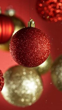 Renkli Parlak Toplar ve Parıldayan Parıltılar Düşen Noel Madalyası. Güzel Tatil Yavaş Sinema Görüntüleri. High Speed Cinema Camera 'da çekildi, 1000 fps. Dikey Görünüm Oranı.