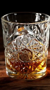 Buz küpünün viski içkisine düşmesi çok yavaş bir hareket. Yüksek hızlı sinema kamerası, 1000 fps..