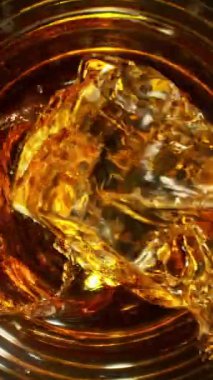 Buz Küpü 'nün Kola İçeceği' ne Düşüşünün Süper Yavaş Hareketi. Yüksek Hız Sinema Kamerası, 1000 fps, Hedef İzleme Kamerası.