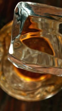 Buz Küpü 'nün Kola İçeceği' ne Düşüşünün Süper Yavaş Hareketi. Yüksek Hız Sinema Kamerası, 1000 fps, Hedef İzleme Kamerası.