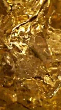 Su Sıçratan Viski, Yağ veya Çay Dalgası 'nın Süper Yavaş Hareketi. Yüksek Hız Sinema Kamerası, 1000 fp..